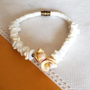 White Shell Bracelet With Shell Floral Pattern
